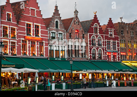 Historische Giebel-Gebäude und Cafés, Marktplatz, Brügge, Belgien Stockfoto