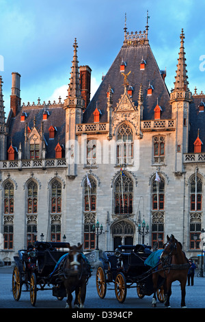 Gothik öffentliche Gebäude und Pferdekutschen, Marktplatz, Brügge, Belgien Stockfoto
