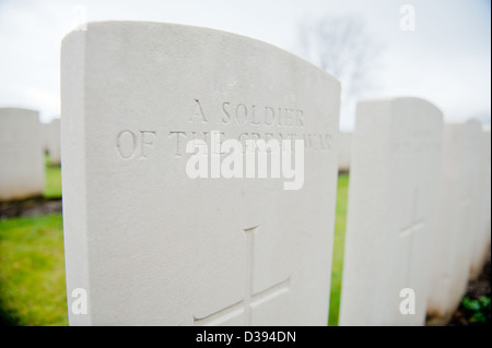 Grabsteine, "Soldaten des großen Krieges" auf dem Heiligtum Wood Military Cemetery in der Nähe von Ypern in Belgien. Stockfoto