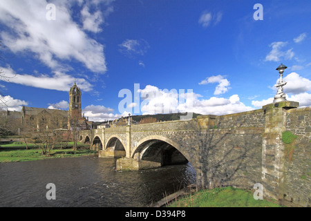 Straßenbrücke über den Fluss Tweed in Peebles, Grenzen, Schottland mit der alten Pfarrkirche Stockfoto