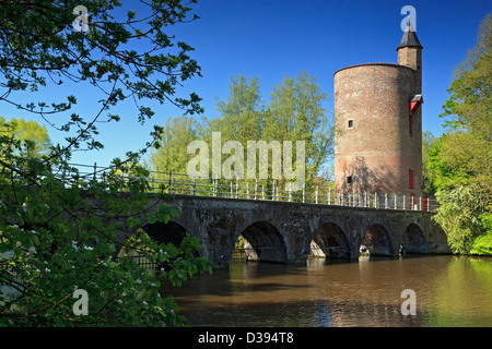 Turm, Brücke und Kanal, Minnewater Park, Brügge, Belgien Stockfoto