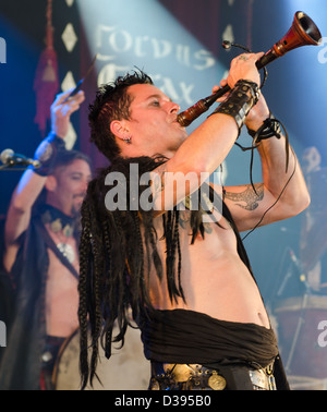 Die deutsche Band Corvus Corax die live auf dem Amphi-Goth-Festival ein Percussion-Instrument spielen Stockfoto