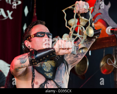 Die deutsche Band Corvus Corax die live auf dem Amphi-Goth-Festival spielen ein Schlaginstrument der Glocken Stockfoto