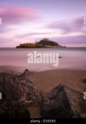 St. Michaels Mount mit Steinen in der Abenddämmerung, Cornwall, England Stockfoto