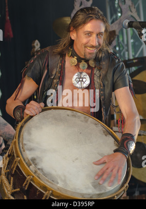 Harmann der Drescher von der deutschen Band Corvus Corax die live auf dem Amphi-Goth-Festival Stockfoto