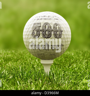 Nahaufnahme des Golfballs bedeckt mit indischen 500 Rupien note Stockfoto