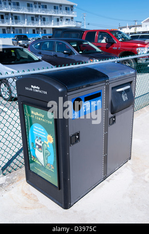 Recycling-Einheit und Big Belly Solar powered Wurf Müllpresse Stockfoto