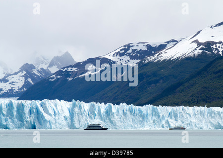 Kreuzfahrt Boote untätig vor dem hoch aufragenden Perito-Moreno-Gletscher in Patagonien, Argentinien Stockfoto