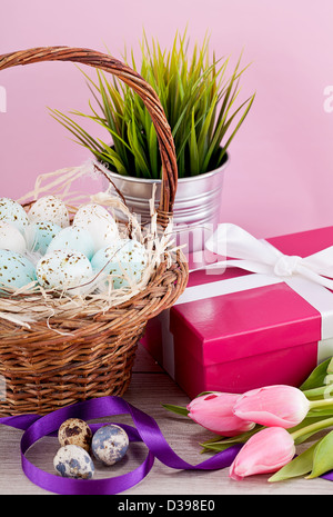 Rosa Geschenk mit Schleife und bunte Tulpen festliches Oster-Deko Stockfoto