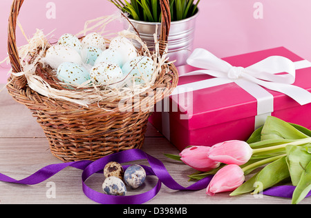 Rosa Geschenk mit Schleife und bunte Tulpen festliches Oster-Deko Stockfoto