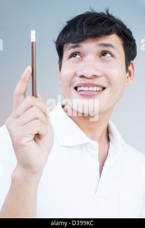 Asiatischer Mann denken Ideen Konzept Stockfoto