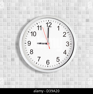 Einfache Uhr oder auf weißen Fliesen Wand anzeigen von 09:00 Uhr Stockfoto