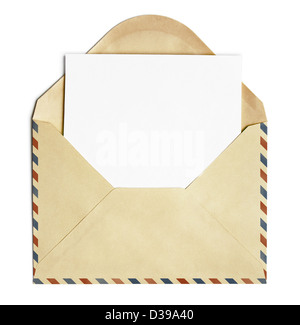 alten freien Post Umschlag mit leerem Papierblatt isoliert auf weiss Stockfoto