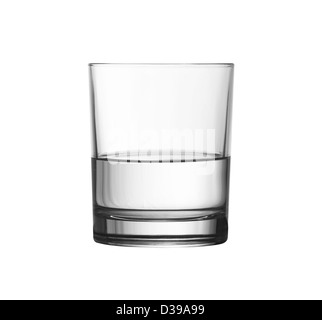 niedrige halb vollen Glas Wasser isoliert auf weiss mit Beschneidungspfad enthalten Stockfoto