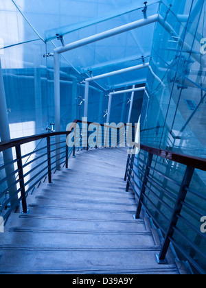 Gebogene Treppe, blau getönt. Stockfoto