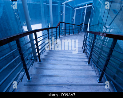 Gebogene Treppe, blau getönt. Stockfoto