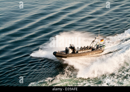 A SWAT - Spezialeinheiten Polizei-Schlauchboot Festrumpf (Zodiak Typ) Boot Geschwindigkeit auf offenem Wasser Stockfoto