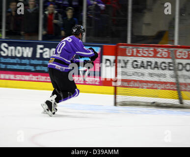 Glasgow, Schottland. 13. Februar 2013. Elite Ice Hockey League Braehead Clan V Hull Stingrays Braehead Arena.  Clan-Sieg 4-1. Krestanovich legt den Puck in die leere Stingray net in den letzten Minuten für den Clan 4. Ziel... Bildnachweis: ALAN OLIVER / Alamy Live News Stockfoto