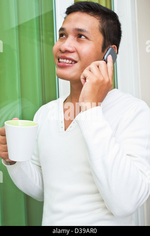 Asiatischer Mann am Telefon Stockfoto