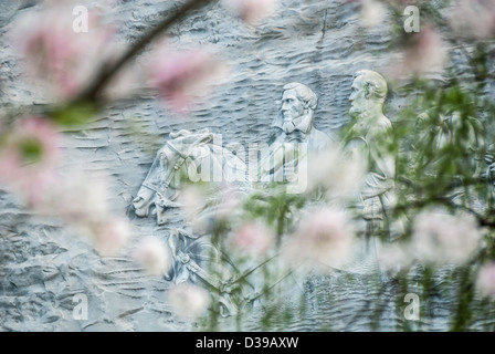 Stone Mountain Carving durchschaut Frühlingsblüten im Stone Mountain Park in der Nähe von Atlanta, Georgia. USA. Stockfoto