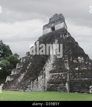 Ein Blick auf die schönen Ruinen der Maya-Stadt Tikal im heutigen Guatemala, Mittelamerika Stockfoto