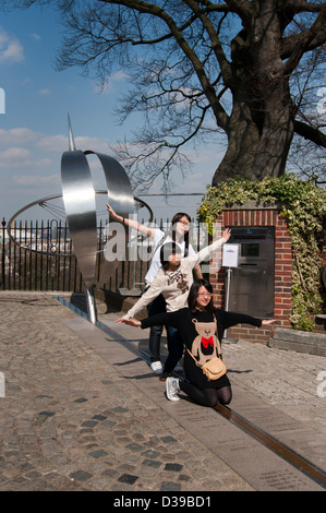 Posiert auf einem Meridian von Greenwich Stockfoto