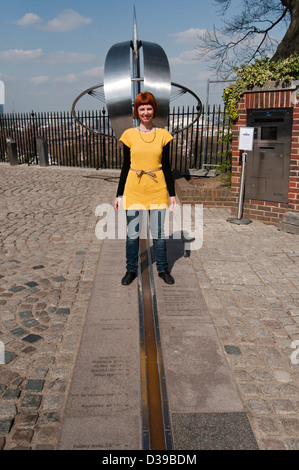 Posiert auf einem Meridian von Greenwich Stockfoto