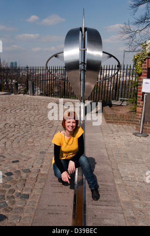 Posiert auf einem Meridian von Greenwich Stockfoto