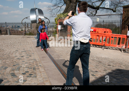 Posiert auf einem Meridian von Greenwich Stockfoto