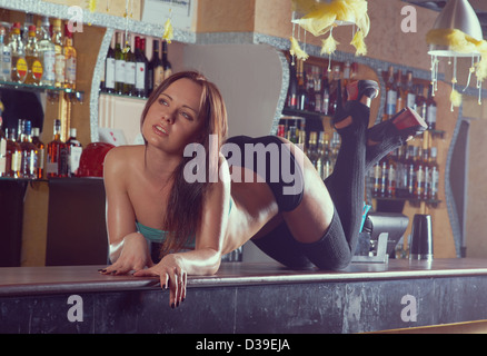 junge hübsche Frauen tanzen auf bar Nachtclub Stockfoto