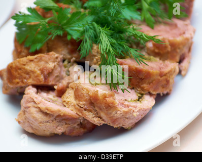 Geröstete, gebratene Fleisch Roll und die Scheiben auf Platte Stockfoto