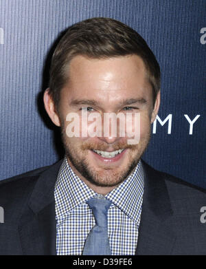 Los Angeles, Kalifornien, USA.  Brian Geraghty Teilnahme an Tommy Hilfiger Westküste Flaggschiff Grand Opening Event statt im Tommy Hilfiger in West Hollywood, Kalifornien am 13. Februar 2013. 2013 (Bild Kredit: Kredit: D. Long/Globe Photos/ZUMAPRESS.com/Alamy Live-Nachrichten) Stockfoto