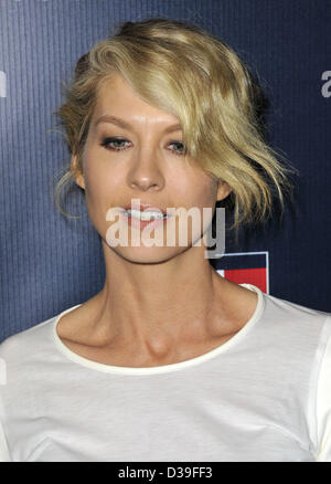 Los Angeles, Kalifornien, USA.  Jenna Elfman Teilnahme an Tommy Hilfiger Westküste Flaggschiff Grand Opening Event statt im Tommy Hilfiger in West Hollywood, Kalifornien am 13. Februar 2013. 2013 (Bild Kredit: Kredit: D. Long/Globe Photos/ZUMAPRESS.com/Alamy Live-Nachrichten) Stockfoto