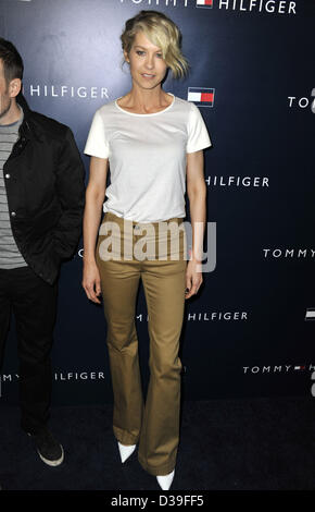 Los Angeles, Kalifornien, USA.  Jenna Elfman Teilnahme an Tommy Hilfiger Westküste Flaggschiff Grand Opening Event statt im Tommy Hilfiger in West Hollywood, Kalifornien am 13. Februar 2013. 2013 (Bild Kredit: Kredit: D. Long/Globe Photos/ZUMAPRESS.com/Alamy Live-Nachrichten) Stockfoto