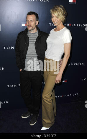 Los Angeles, Kalifornien, USA.  Bodhi Elfman, Jenna Elfman Teilnahme an Tommy Hilfiger Westküste Flaggschiff Grand Opening Event im Tommy Hilfiger in West Hollywood, Kalifornien am 13. Februar 2013 statt. 2013 (Bild Kredit: Kredit: D. Long/Globe Photos/ZUMAPRESS.com/Alamy Live-Nachrichten) Stockfoto