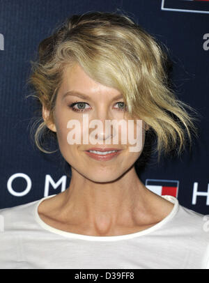 Los Angeles, Kalifornien, USA.  Jenna Elfman Teilnahme an Tommy Hilfiger Westküste Flaggschiff Grand Opening Event statt im Tommy Hilfiger in West Hollywood, Kalifornien am 13. Februar 2013. 2013 (Bild Kredit: Kredit: D. Long/Globe Photos/ZUMAPRESS.com/Alamy Live-Nachrichten) Stockfoto