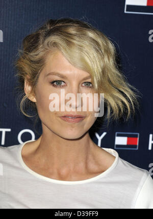 Los Angeles, Kalifornien, USA.  Jenna Elfman Teilnahme an Tommy Hilfiger Westküste Flaggschiff Grand Opening Event statt im Tommy Hilfiger in West Hollywood, Kalifornien am 13. Februar 2013. 2013 (Bild Kredit: Kredit: D. Long/Globe Photos/ZUMAPRESS.com/Alamy Live-Nachrichten) Stockfoto