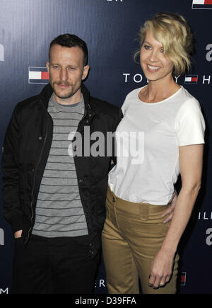 Los Angeles, Kalifornien, USA.  Bodhi Elfman, Jenna Elfman Teilnahme an Tommy Hilfiger Westküste Flaggschiff Grand Opening Event im Tommy Hilfiger in West Hollywood, Kalifornien am 13. Februar 2013 statt. 2013 (Bild Kredit: Kredit: D. Long/Globe Photos/ZUMAPRESS.com/Alamy Live-Nachrichten) Stockfoto