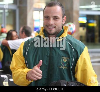 Bilder-Datei: JOHANNESBURG, Südafrika: südafrikanischer Leichtathlet Oscar Pistorius mit der SA Paralympics-Team aus der IPC Leichtathletik-WM in Neuseeland bei OR Tambo International Airport in Johannesburg, Südafrika am 31. Januar 2011 statt kommt. Südafrika beendete auf dem siebten Platz in der diesjährigen IPC World Championships. (Foto von Gallo Images/die Zeit / Sydney Seshibedi/Alamy Live News) Stockfoto