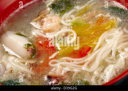 chinesische traditionelle Meeresfrüchte Nudelsuppe Stockfoto