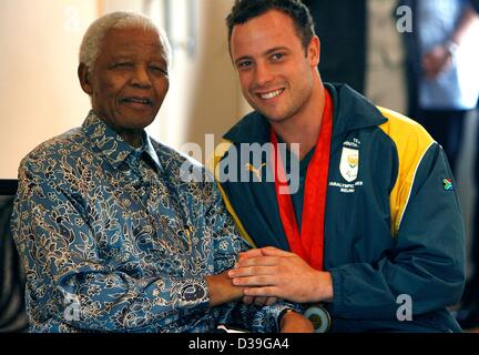 Datei-Pics: Südafrika: ehemaligen Präsidenten Südafrikas, Nelson Mandela und Oscar Pistorius 3. Oktober 2008, in Südafrika. (Foto von Gallo Images / Foto24 / Bongiwe Gumede/Alamy Live News) Stockfoto