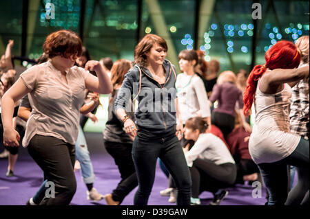 London, UK. 12. Februar 2013. Mitglieder der Motorradbranche Rising V eintägige Flashmob Proben, was werden die ersten Flashmob in der Londoner City Hall. Bildnachweis: Carole Edrich / Alamy Live News Stockfoto