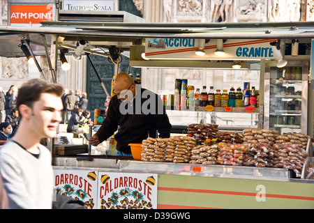 Junger Mann, vorbei an einem mobilen Lebensmittel Lieferanten Kiosk Stall LKW in Piazza Del Duomo Mailand Lombardei Italien Europa Stockfoto