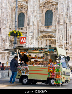 Mobile essen Anbieter vor Mailänder Kathedrale der Piazza del Duomo, Mailand Lombardei Italien Europa Stockfoto