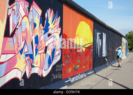 East Side Gallery-Graffiti in Berlin, Tourist Stockfoto