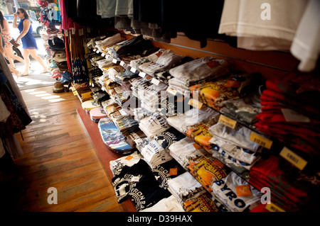 T-Shirts zum Verkauf in einem Shop in Byron Bay, New South Wales, Australien. Eine Oase für junge Backpackers, Touristen und Surfer. Stockfoto