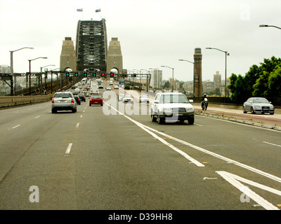 Der viel befahrenen Straße nähert sich Sydneys berühmte Harbour Bridge mit Auto und Verkehr Stockfoto