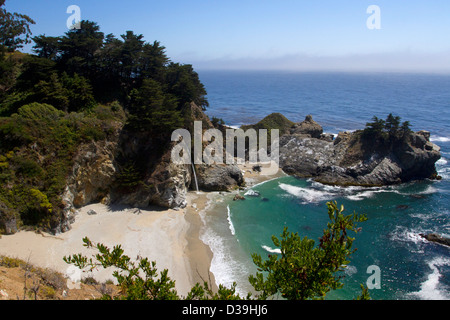 Blick auf McWay Falls und Strand entlang Highway 1, Julia Pfeiffer Burns State Park, Kalifornien, USA im Juli Stockfoto