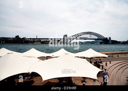 Die Sydney Harbour Bridge, Sydney, New South Wales, Australien, wie gesehen von der Promenade an der Sydney Opera House Bar Cafe Stockfoto