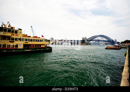 Sydney Harbour Bridge vom Circular Quay mit einer Fähre von Sydney an der Spitze aus gesehen Stockfoto